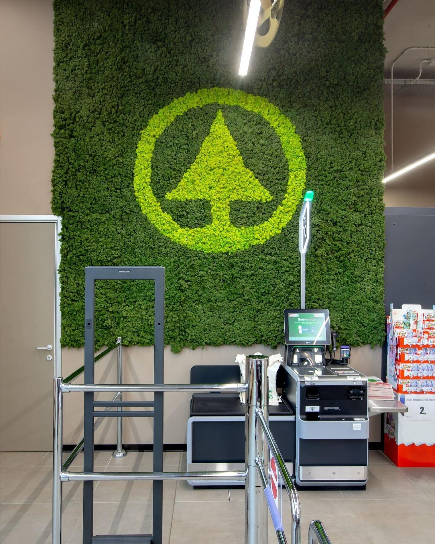✳️✳️✳️
A wall of MOSSwall was placed inside the supermarket near the checkouts.

The mint-coloured wall features the Despar logo in the centre, which is also made of wasabi-coloured stabilized moss.
@verdeprofilo 

✳️✳️✳️

.

#mosswall #moss #greenwa