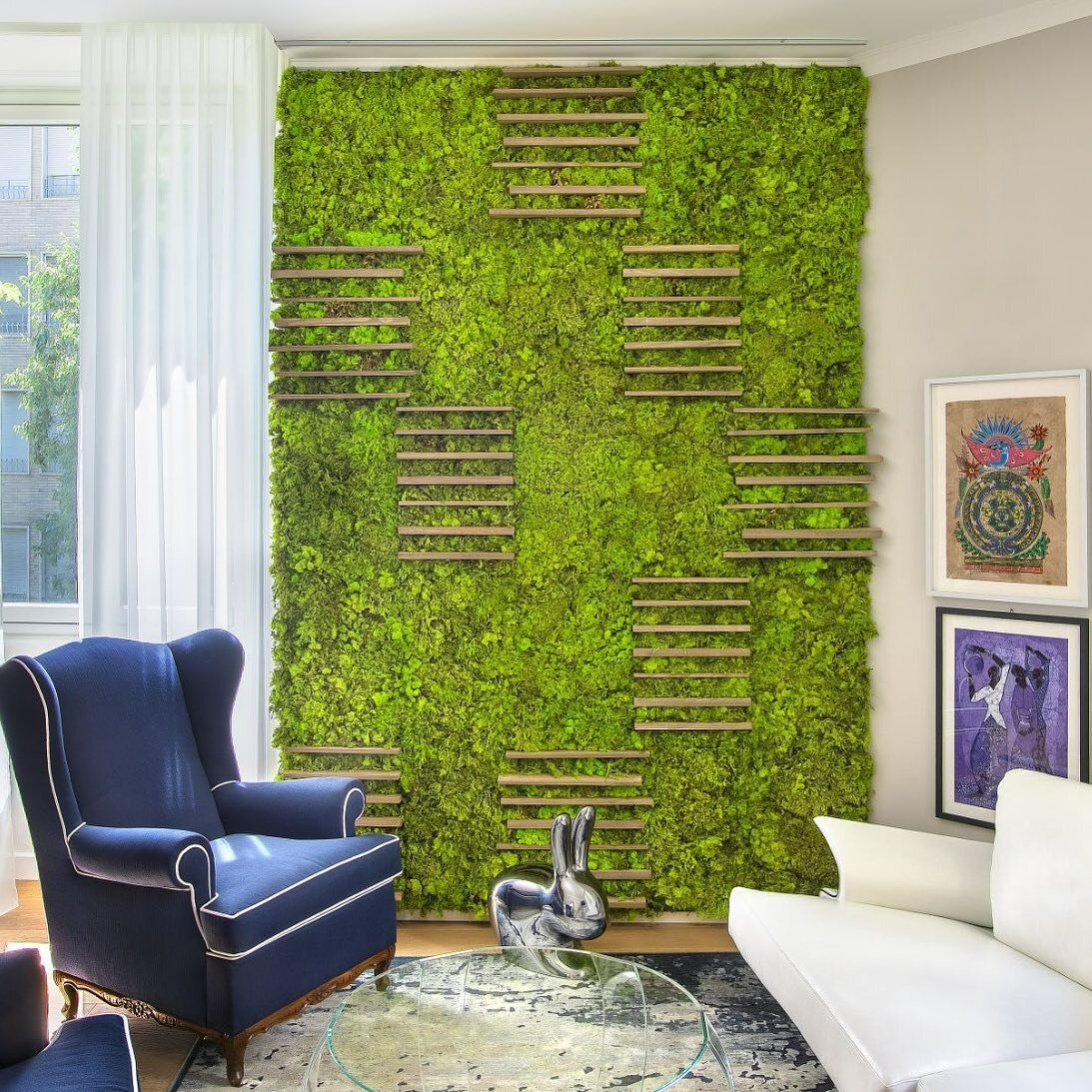 ❇️This new MOSSwall turns out to be a stunning idea adding charm, elegance and character to this office. ✳️

A lichen wall can be the perfect solution to liven up a blank or bare wall and give a new decorative touch to your space. 
❇️❇️❇️

Location: 