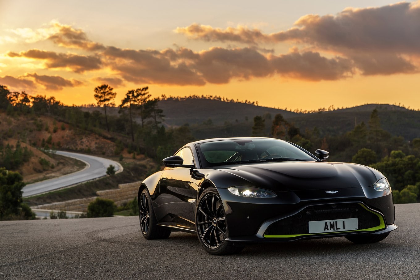 Aston Martin Vantage 3 - superFLY-min.jpg