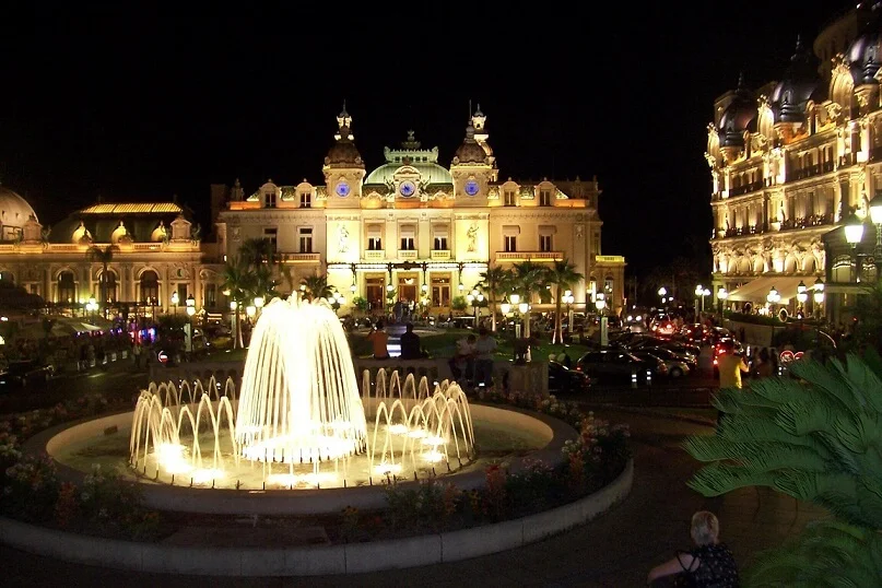 The iconic Hotel de Paris situated to the right hand side of the famous Monte Carlo casino in the centre