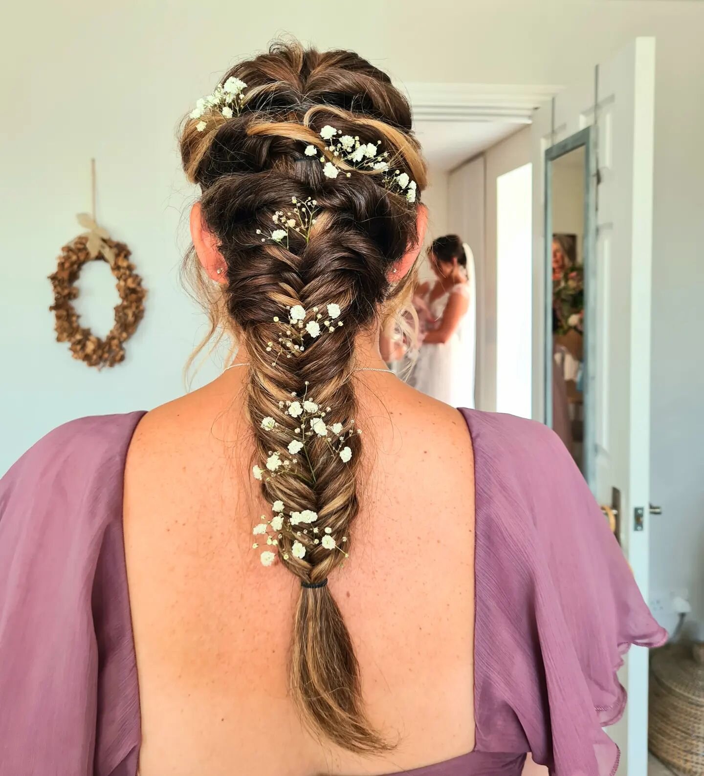 I will never tire of a mermaid braid 🧜&zwj;♀️ 

Bridesmaid Vikki had the most incredible head of hair.

Helped along as always by @marianilastockholm salt spray, texturing powder and hairspray