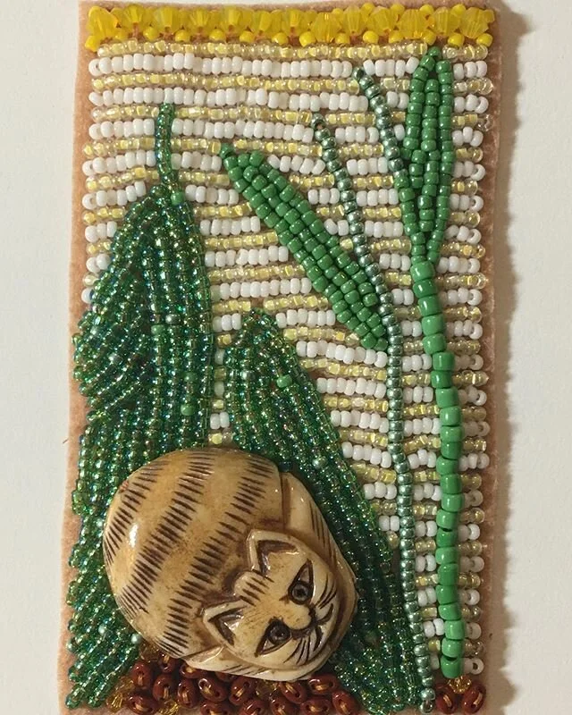 Resting cat for #shoeboxcallandresponse .
.
.
.
.
.
.
.
.
.
#callandresponse #collaborationatadistance #artandcake #beading #beadembroidery #handwork