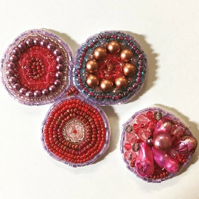 This #shoeboxcallandresponse piece comes in two pieces!
.
.
.
.
.
.
#collaborationatadistance #artandcakela #beading #beadart #handwork #smallart #circles