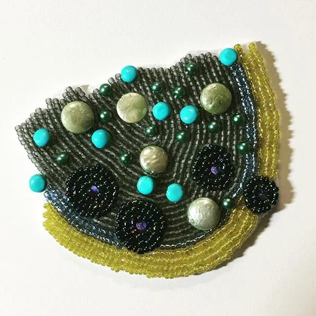 One last #shoeboxcallandresponse piece for round 4. .
.
.
.
.
.
.
.
.
#collaborationatadistance #artandcakela #beads #beadart #handwork #laborintensive #madimaud