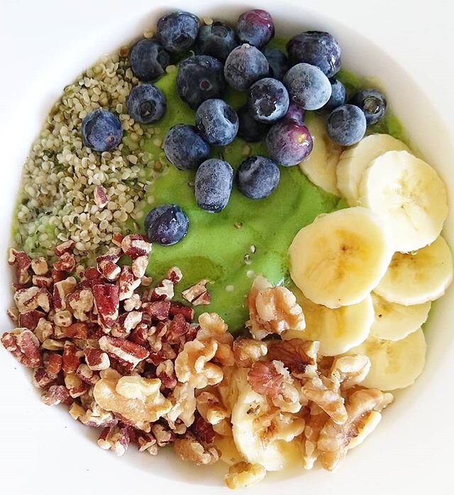 Look at that color! How do you get this gorgeous green #unfiltered smoothie bowl? 🌿2 cups frozen spinach
🥭0.5 cup frozen mango
🍑0.5 cup frozen peaches
🌾1 tsp milled flax
🥛1-1.5 cups plant milk
❤️3 dates

Blend with plunger in high speed blender 