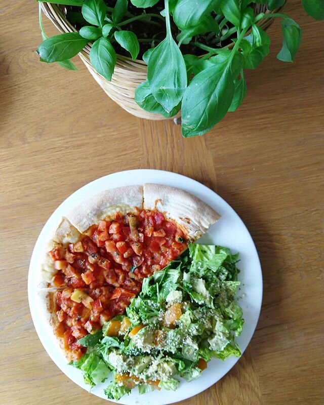 Quick lunch of @lidlus margherita pizza and salad with arugula, romaine, avocado, peppers, broccoli, and a green dressing I made off the cuff (spinach, basil, lemon juice, olive oil, homemade tahini dressing, garlic, rice vinegar &amp; coconut aminos