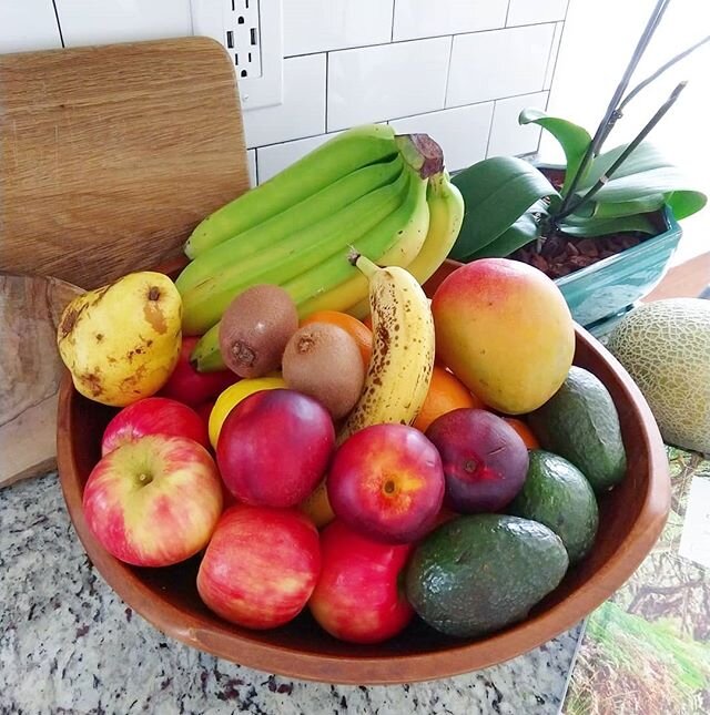 Couldn't be happier with this fruit bowl that I found at the thrift store. It came with 3 others that are smaller and fit inside each other, which are perfect for salads! Look at all this produce we can store, it's perfect 😍
.
.
.
.
.
#plantbasednut