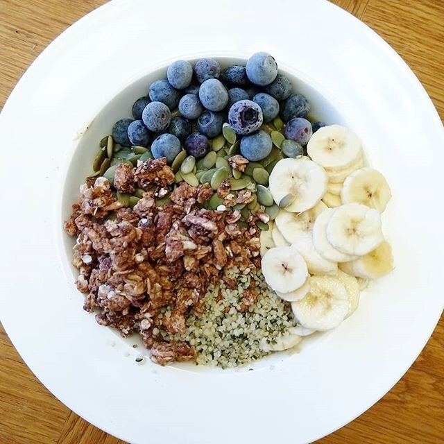 ICYMI: Smoothie bowl recipe in my stories!! SUPER easy, healthy, filling and DELICIOUS... Like eating ice cream for breakfast. Nothing wrong with that, especially if you're still in PJ's 😂
.
.
.
.
.
#smoothiebowl #icecreamforbreakfast #smoothiebowlr