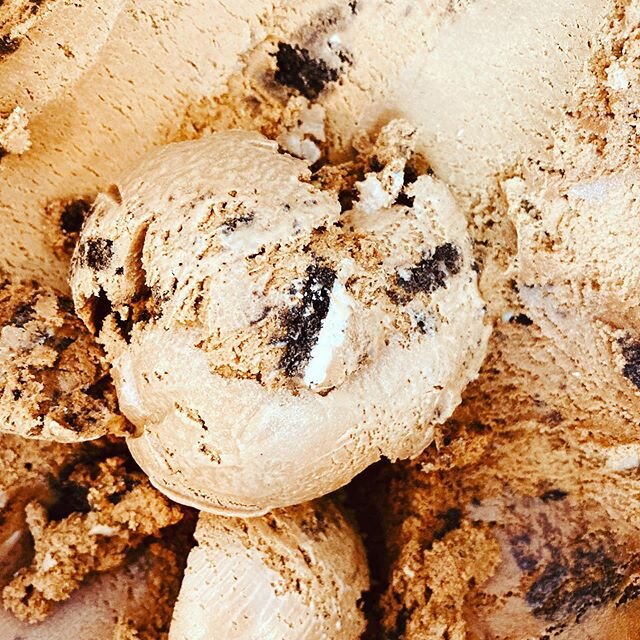 Grasshopper!!!
We are scooping up Grasshopper today. 
Whether a shake or a scoop, it is a refreshing summer treat. 
A dark chocolate mint ice cream with Oreos satisfies all your summer cravings.

Today's Flavs...
GRASSHOPPER
D'OUGH!
SAMOA COOKIE
STRA
