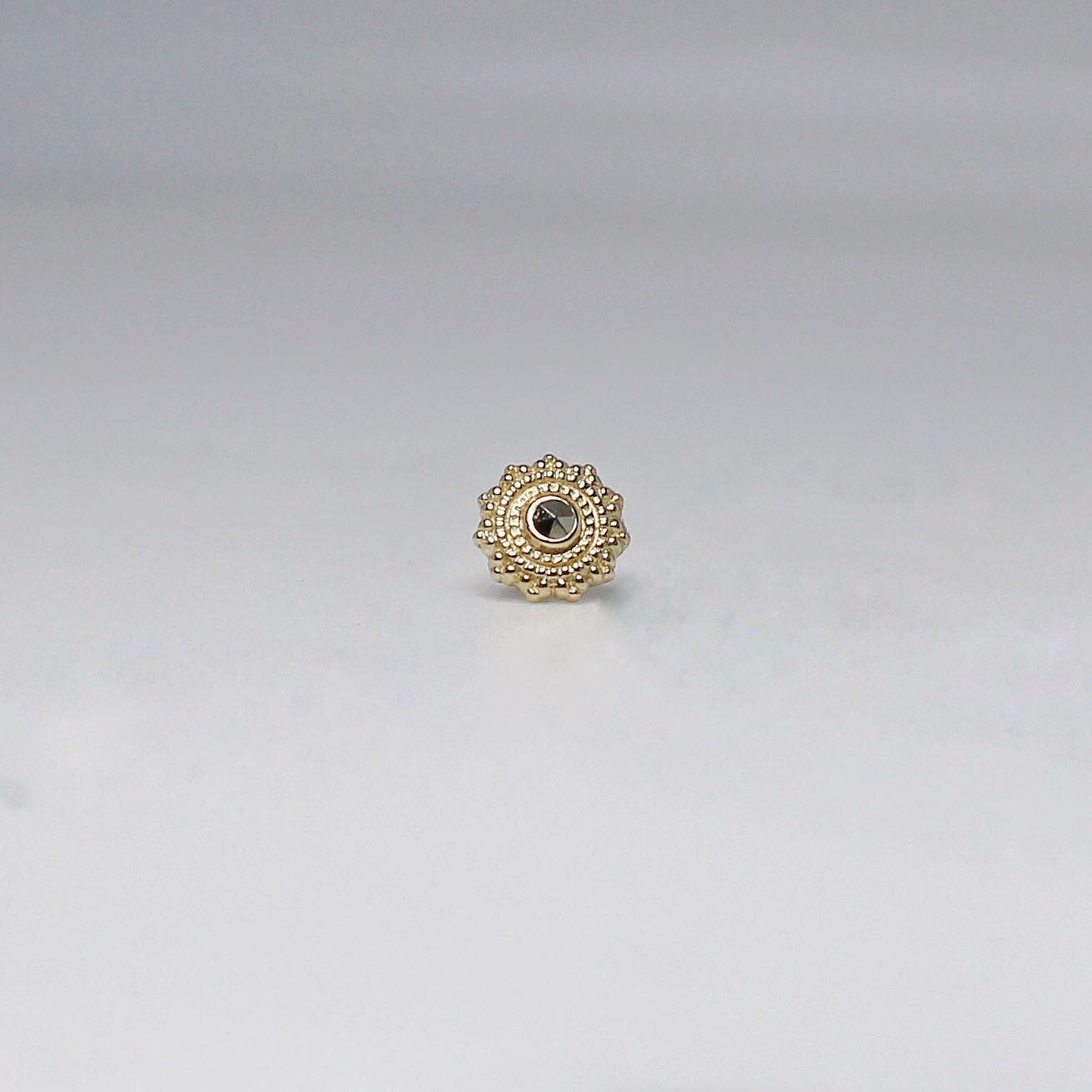 We just got some pieces in with marcasite 🖤loving the contrast between the dark and bright gold 🌟
.
.
.
.
.

#thepowersthatbe #vancouverwa #vanwa #piercing #safepiercing #appmember #bodypiercing #piercingjewelry #finejewery #goldjewelry #cartilagep