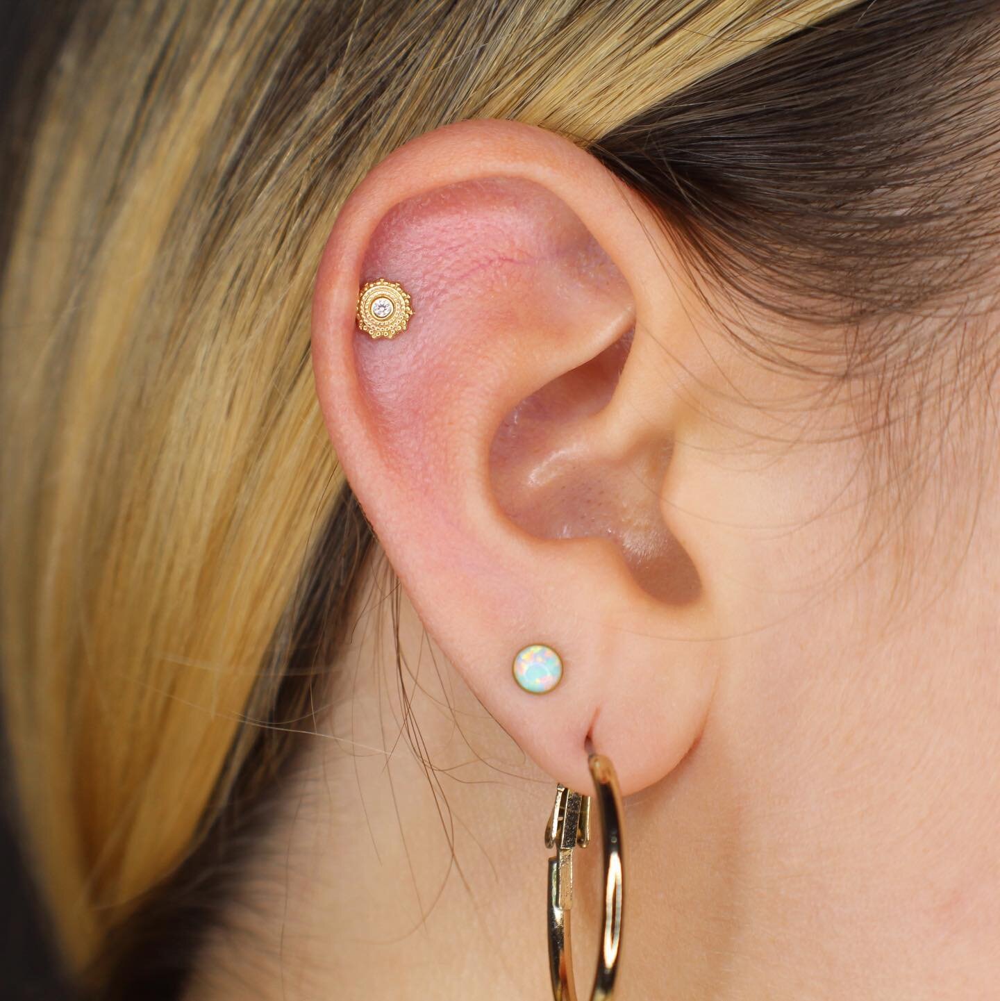 We love a good helix piercing, and this piece looks so good! 🤤 Schedule an appointment today by following the link in our bio 🎊
.
.
.
.
.
#appmember #thepowersthatbe #vancouverwa #vanwa #piercing #safepiercing #bodypiercing #piercingjewelry #fineje