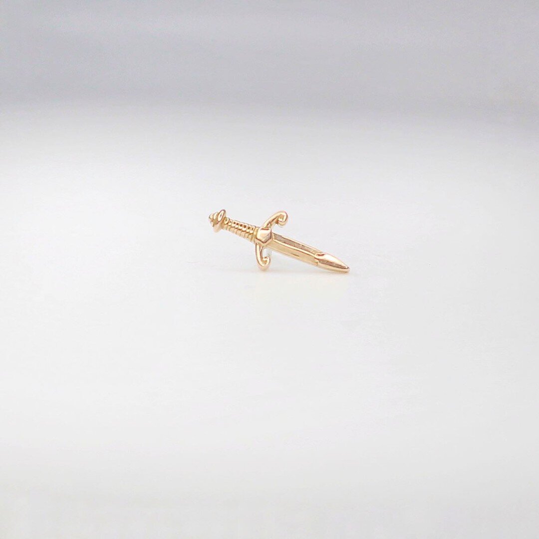 This piece is killer 🗡🩸we have some fun and unique pieces in the shop! 
.
.
.
.
.
#appmember  #thepowersthatbe #vancouverwa #vanwa #piercing #safepiercing #bodypiercing #piercingjewelry #finejewery #goldjewelry #cartilagepiercing #helixpiercing #co