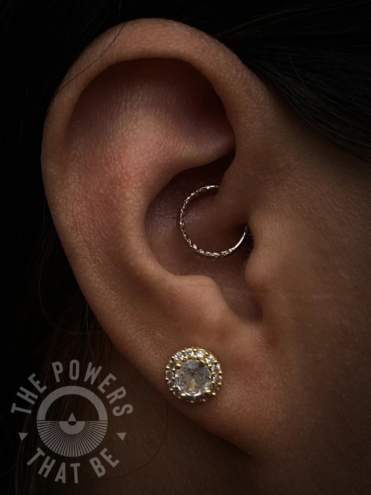 Sometimes the universe pushes you in the direction of a new piece of jewelry, like it did for Gabi here👏🏽

Gabi needed a new piece for her daith piercing, and we chose a white gold hammered seam ring from @virahandmadejewelry ✨

We LOVE @virahandma