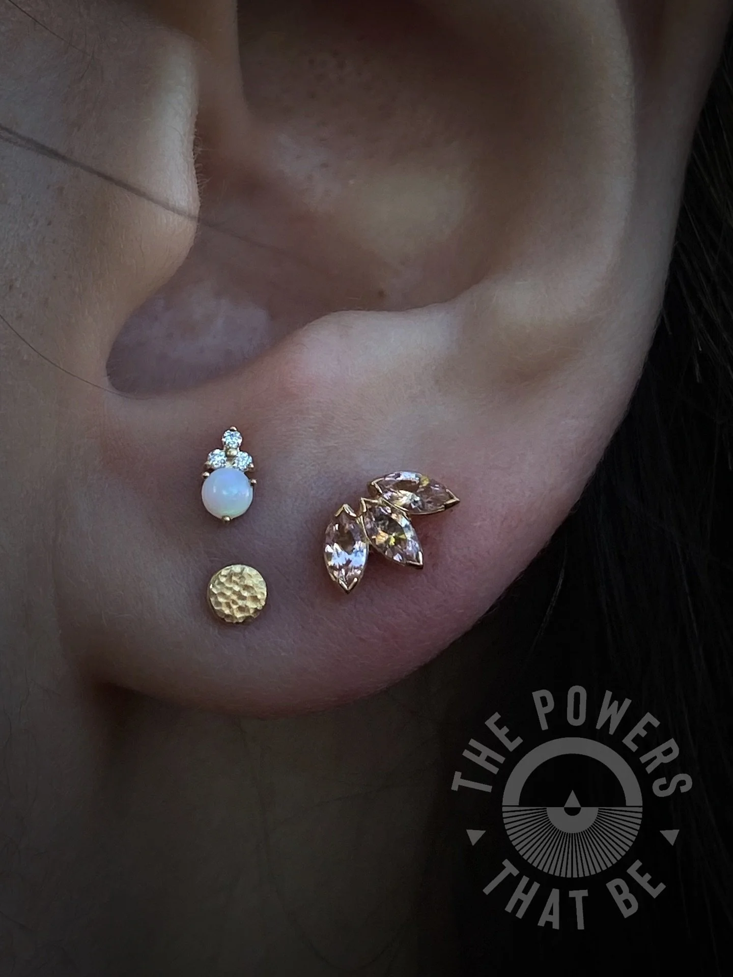 Stacks on stacks✨

This was such a fun styling appointment! Stacked lobe and a second lobe placement done by @gogosavvy 🤎

Collaborative styling from @gogosavvy @the.shop.mami and @champagnemango_ ✨

While we are closed for the day today, we will be
