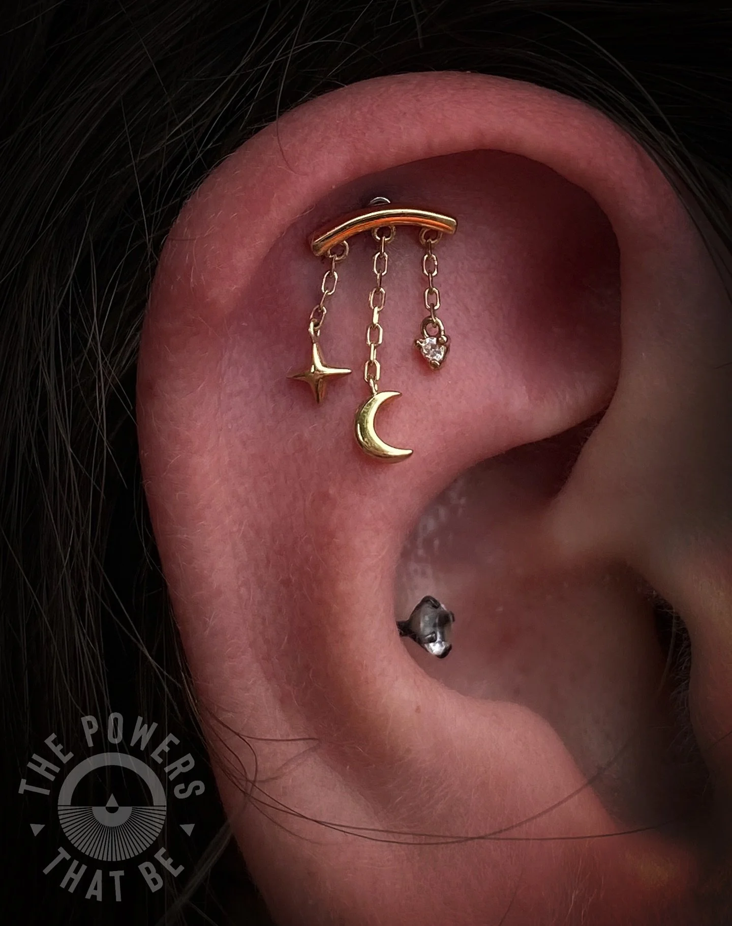 The Cassiopeia 🌟🌙✨

One of our favorite ends from @modernmoodbodyjewelry 🫶🏽 adding the perfect amount of style and dangle 🤩

Pierced by @rlebron19 👏🏽
Styled by @the.shop.mami 🤎