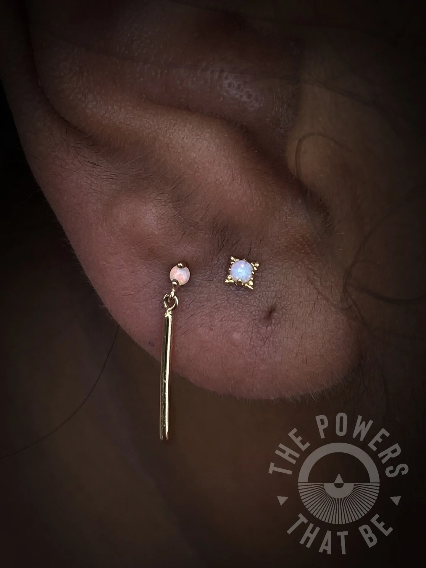 The other side of the set of lobes done by @rlebron19 🤩 
 
This time not only with a yellow gold Zia, but accompanied with a yellow gold Marilyn from @emberbodyjewelry ✨
Click that 🔗 on our page to book your appointment now 🫶🏽