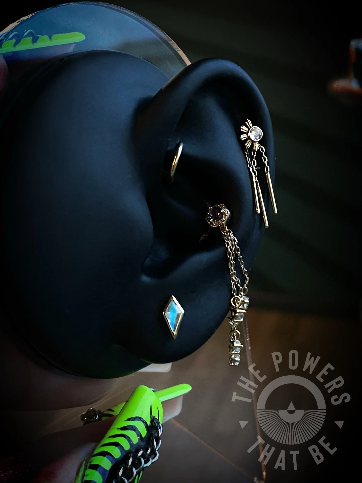 Rainbow moonstones, labradorite and lavender spinel with genuine diamonds ✨

Excuse us while we swoon🥰