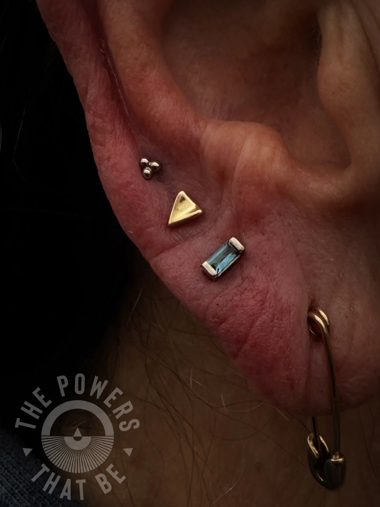 ✨dreamy✨

That&rsquo;s what how we feel about these piercings done by @kellansmithworks 🫶🏽

The center triangle had been done previously a few years ago, and the outer two are fresh additions with a white gold tri bead and the Dream end from @quetz