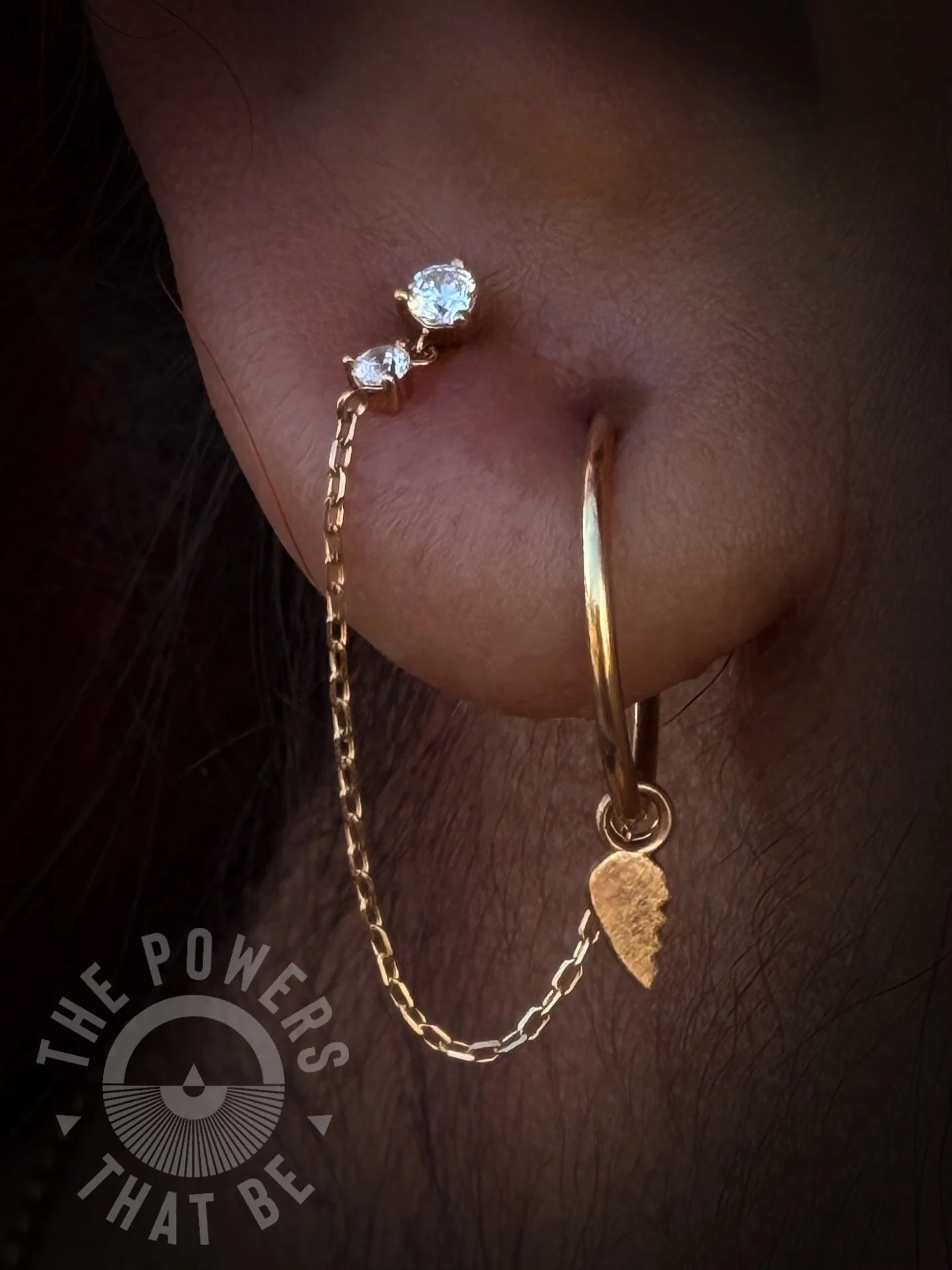 We love doing birthday piercings 🎉✨

A second lobe piercing dressed up to party with the Spark in yellow gold from @modernmoodbodyjewelry 🥹

Attached to an existing first lobe piercing that&rsquo;s wearing a seam ring from @virahandmadejewelry and 