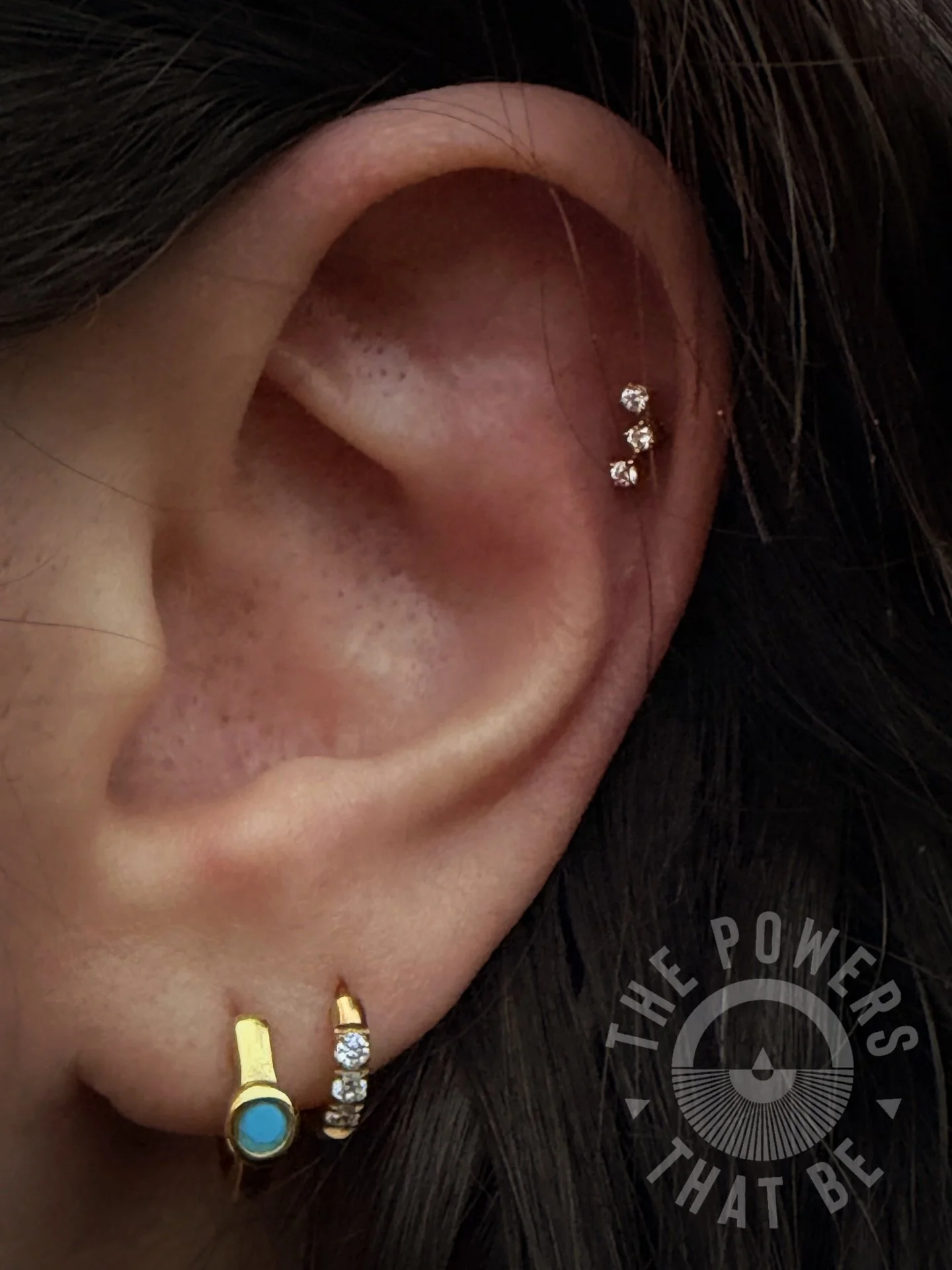 It&rsquo;s always so much fun when  Chelsea stops in the studio✨ 

Today we added a new addition to Chelsea&rsquo;s Princess ear👸🏽

Adding a bit of extra sparkle with the Itsy from @emberbodyjewelry 🫶🏽

Thanks for coming by, Chelsea! We&rsquo;ll 