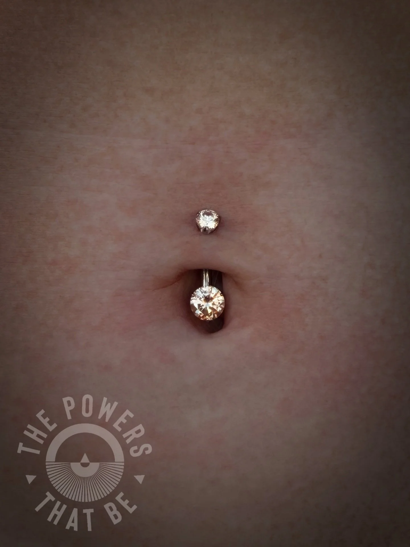 A classic curve✨

Stunning and timeless champagne navel curve for a fresh navel piercing done by @kellansmithworks 👏🏽

It glows all on its own✨