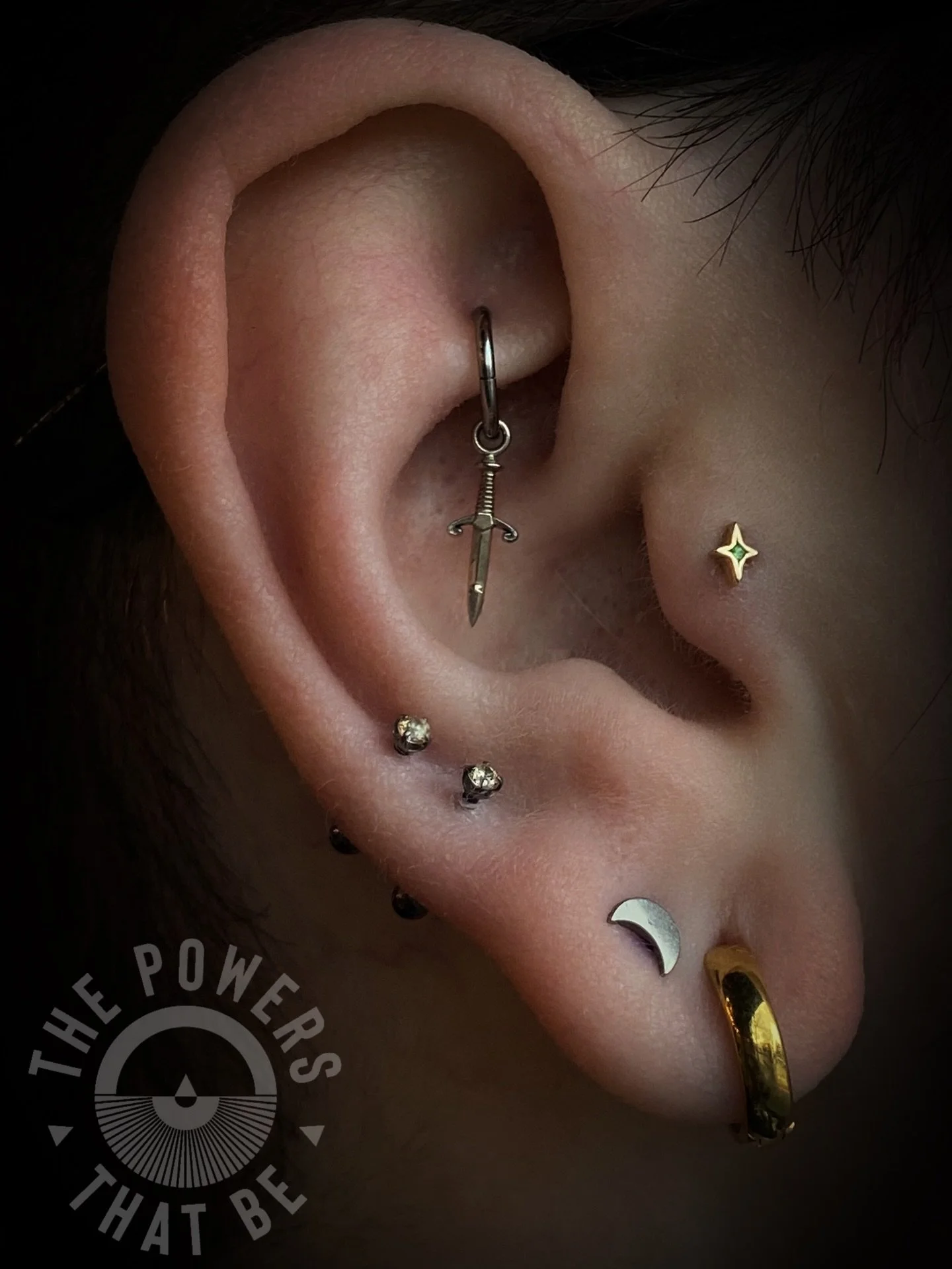 Jewelry upgrade to die for 🗡️✨

Healed rook got swapped for a steel seam ring with the addition of a white gold charm from @kisskiss.jewelry 🗡️

Styled by @champagnemango_ 🤎
Installed by @gogosavvy 🫶🏽