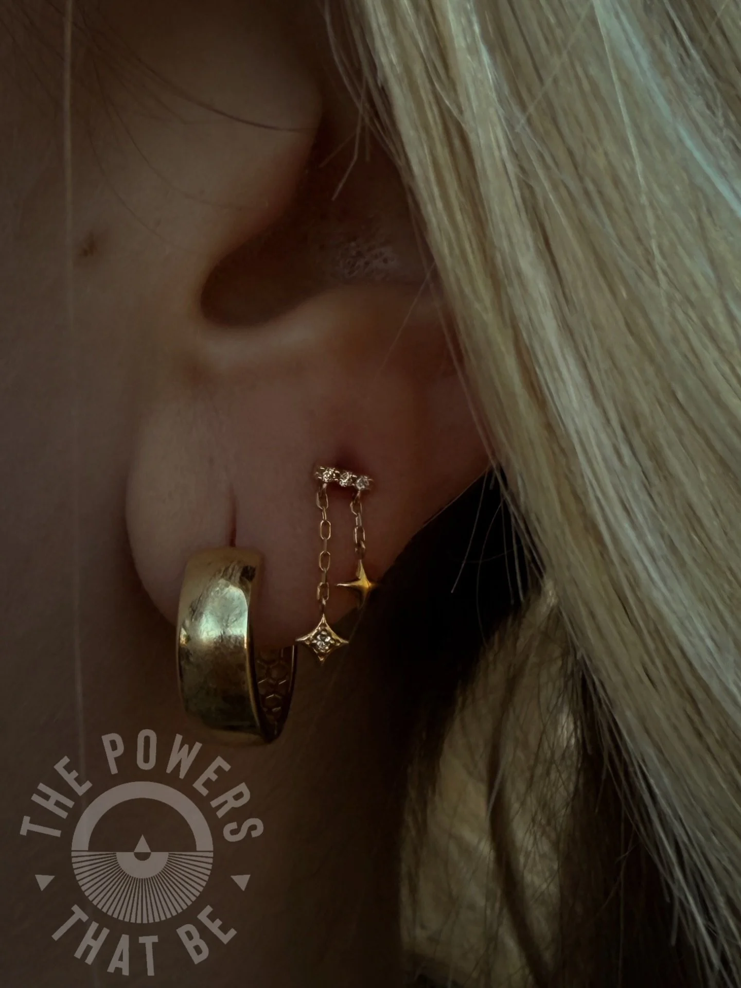 Remember Chelsea? Well on her left ear she went with the &lsquo;Cosmo&rsquo; from @modernmoodbodyjewelry in 14k yellow gold✨

Adding just the perfect touch of movement and sparkle 🥹

Installed by @kellansmithworks 🖤
Photographed by @the.shop.mami ?