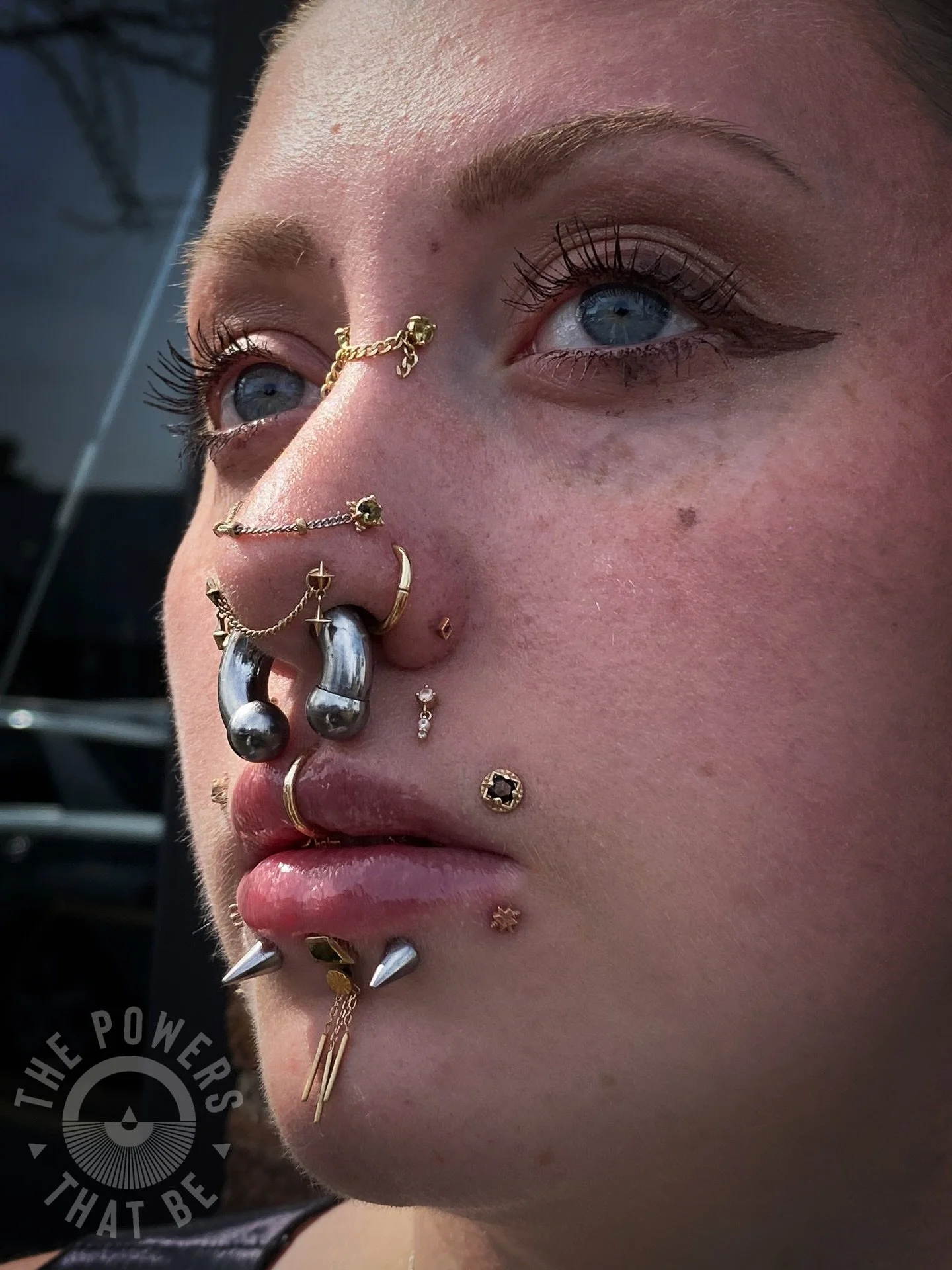 A few new additions to @loverboy.ilo&rsquo;s cool as heck set up👏🏽

Featuring the Triple Threat with Peridot in yellow gold from @emberbodyjewelry for Ilo&rsquo;s bridge✨
A pair of Eleni ends in rose gold from @tetherjewelry for Ilo&rsquo;s lip✨
An