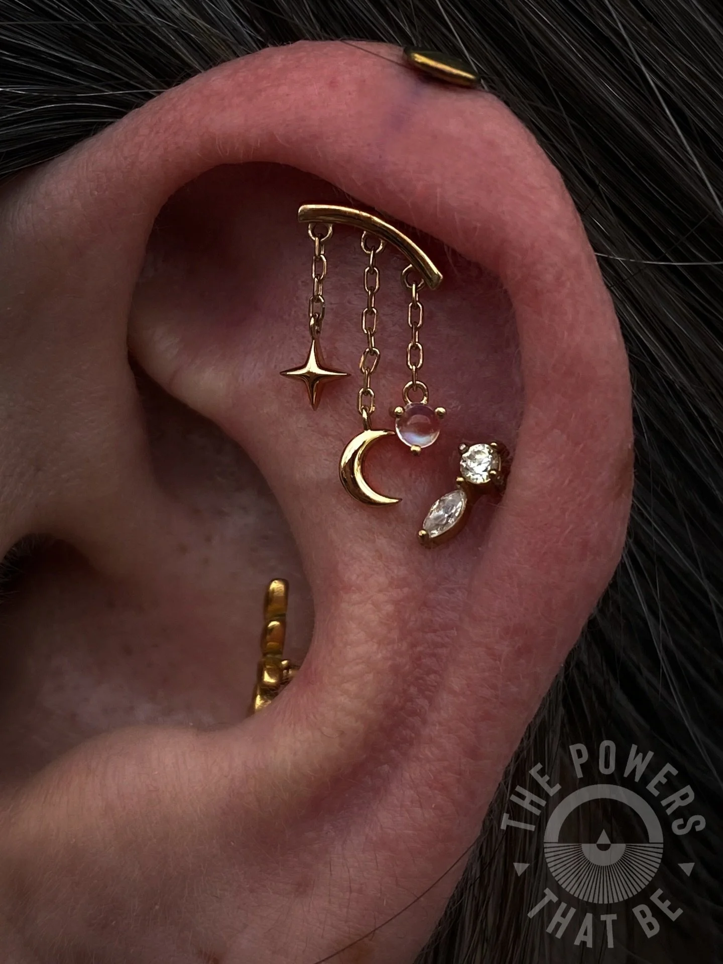 It&rsquo;s pretty easy to love this vertical helix🥹

Dressed up in the Cassiopeia from @modernmoodbodyjewelry 🌙✨

It&rsquo;s one we&rsquo;re gonna be day dreaming about for days on end 🫶🏽

Pierced by @gogosavvy who by the way is in the studio tod