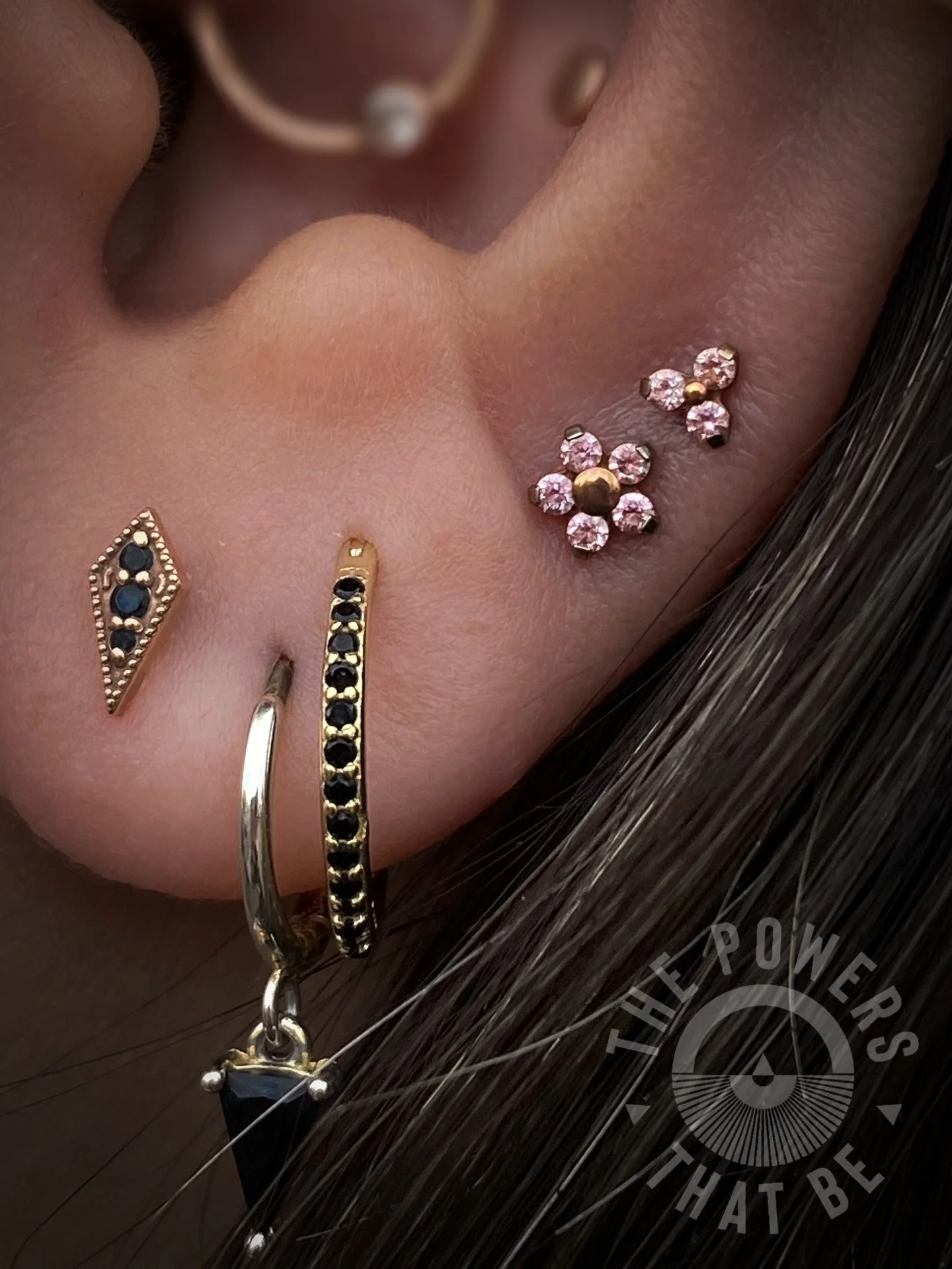 Two very cute new additions to Vivian&rsquo;s ear👂🏽🌸

Using a titanium flower and trinity end with morganite cz&rsquo;s from @neometaljewelry ✨

These lil cuties fit right in🥰

Pierced by @gogosavvy 🤎
📸 by @the.shop.mami