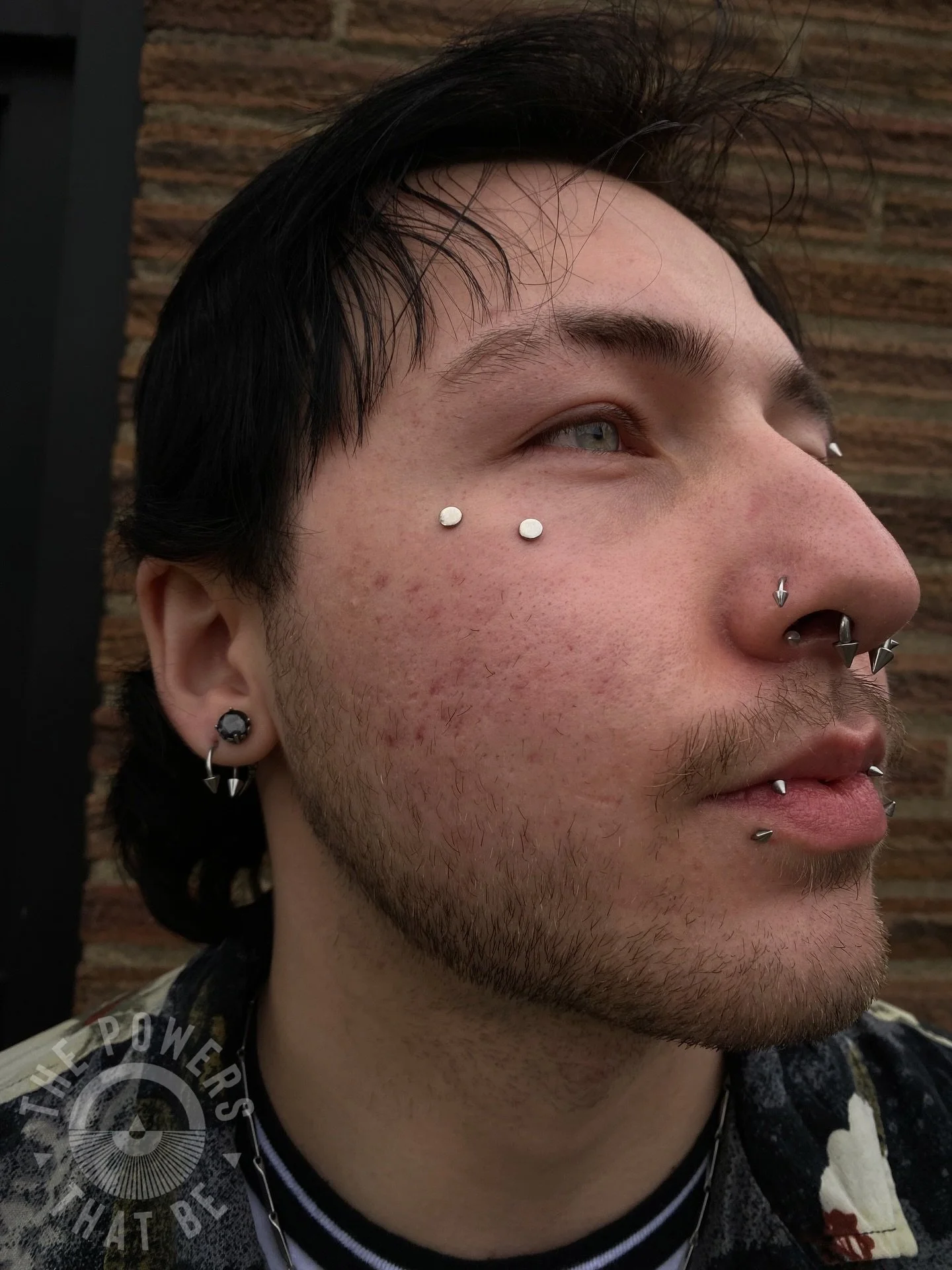 Sick as heck surface piercing by @gogosavvy 👏🏽

We love with how perfectly this fits right in with this cool client&rsquo;s current jewelry set up, almost looks like they&rsquo;ve always had it🫶🏽

📸 @the.shop.mami