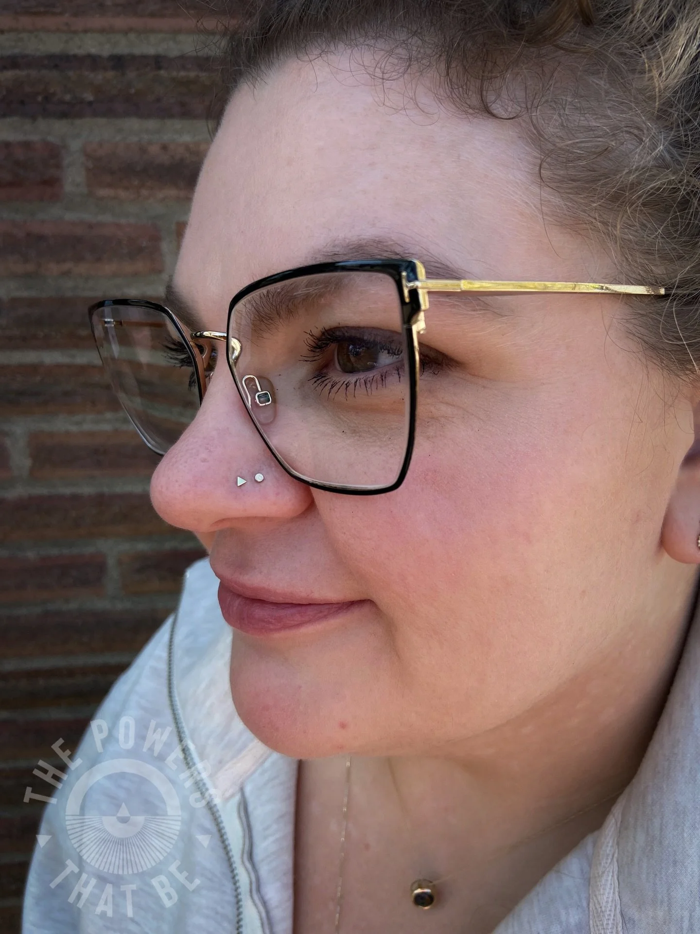 Did you think that Anna only got her ears styled during her last visit? NOPE👏🏽

Anna had two existing nostril piercings that also needed to be more subtle but still fun✨

So @champagnemango_ opted to style them with a yellow gold triangle from @ana