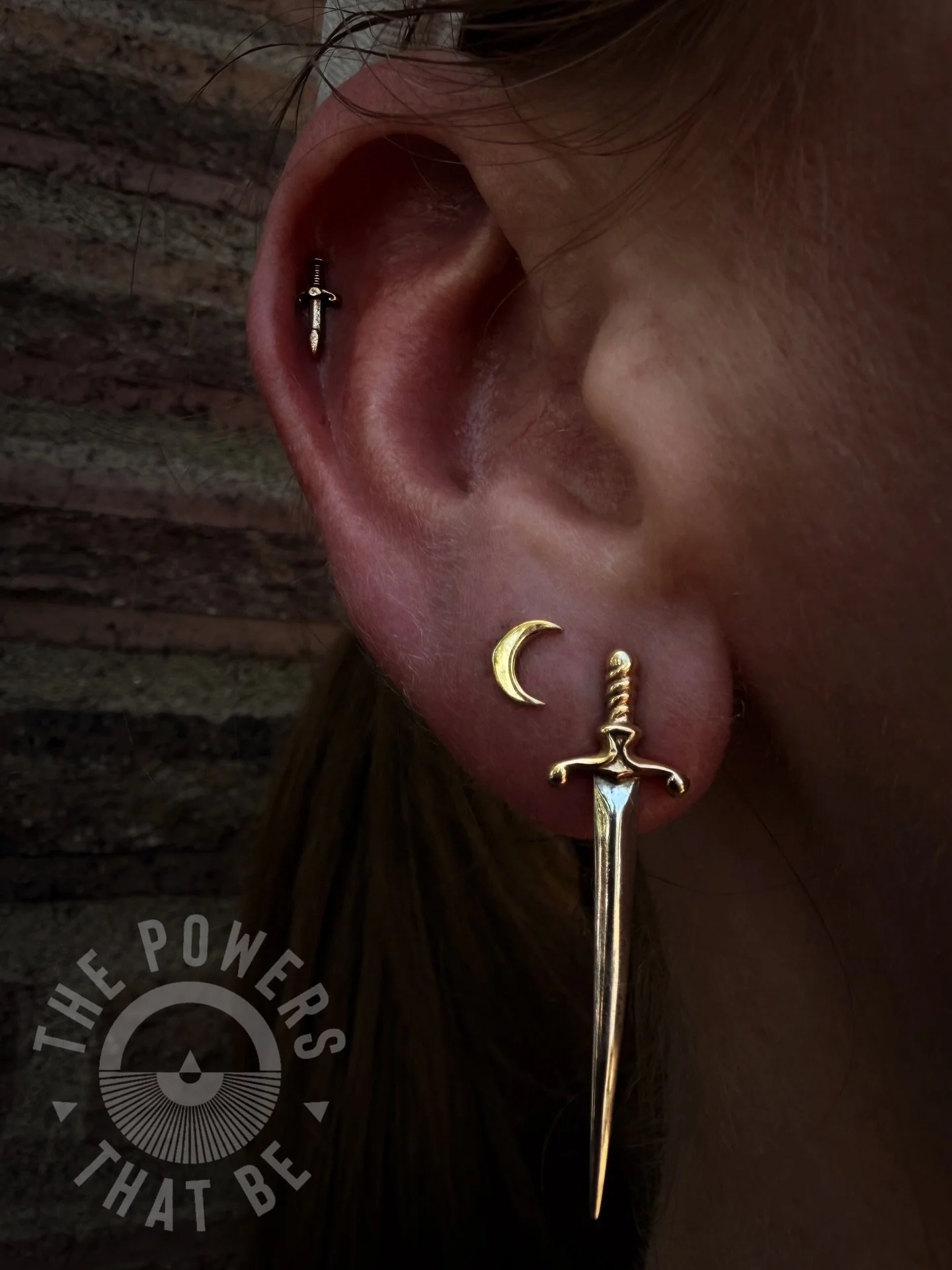 It&rsquo;s a bumpin bumpin day on main st today 🌙🗡️

We got @the.shop.mami behind the counter assisting with sick as heck set ups like this one for Hannah👏🏽

@kellansmithworks did some fresh second lobe piercings with some @anatometalinc Crescent