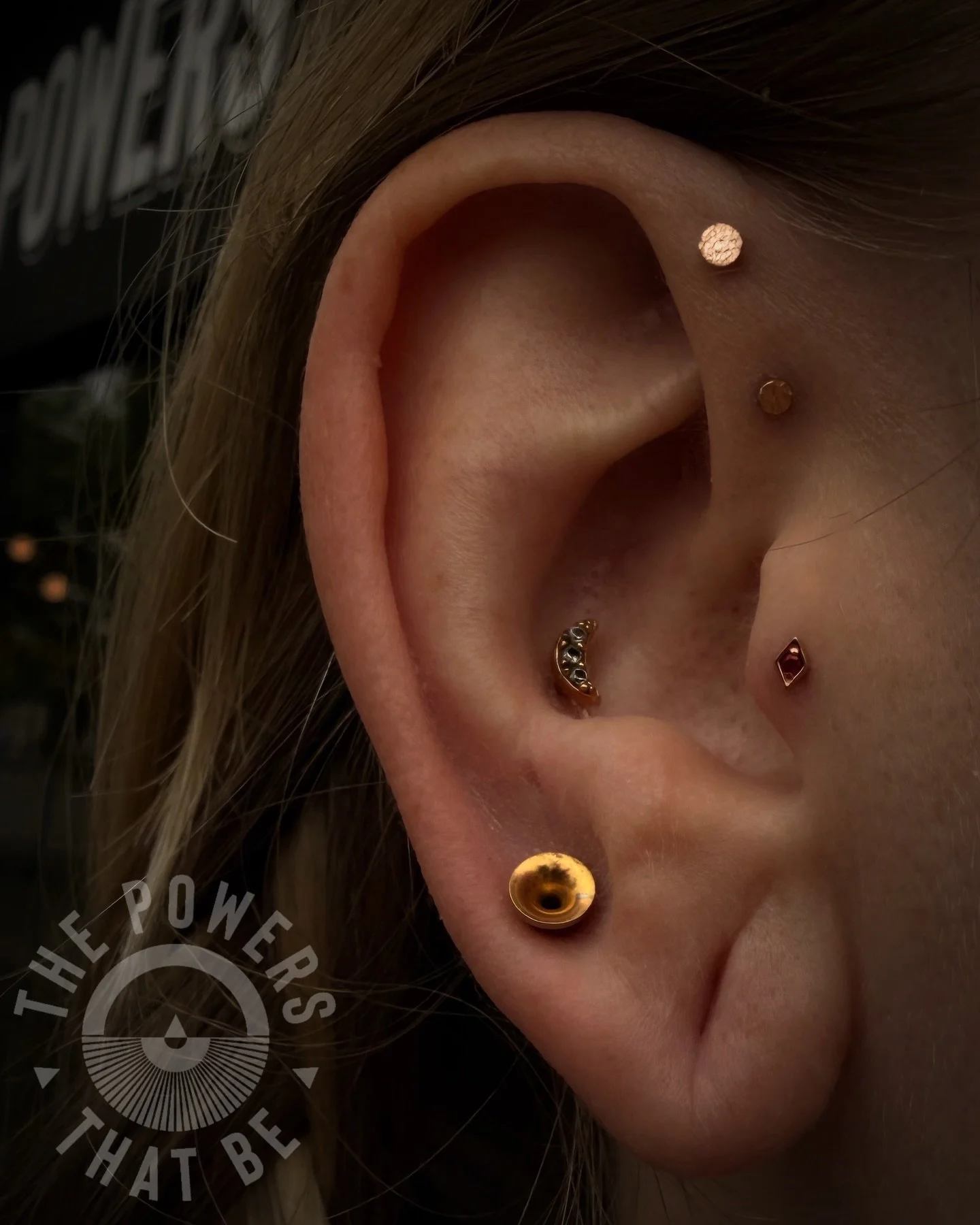 Jewelry swaps with texture and sparkle✨

Ryan stopped by to get some new jewelry for their tragus and two forward helix piercings and we opted for:
✨The Royal from @modernmoodbodyjewelry in rose gold with a ruby in the center❤️
✨two hammered disks in