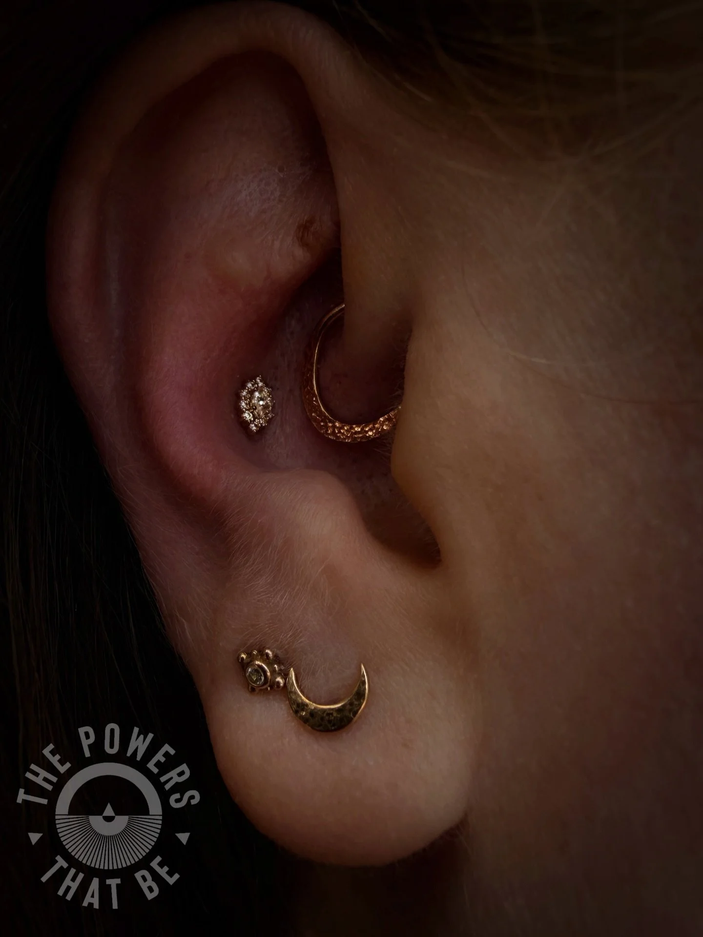 ✨we love contrast✨

A fresh conch piercing with the Marquise Halo from @emberbodyjewelry a piece encrusted with eye catching sparkling stones✨

We love the way it looks contrasted with their existing daith piercing with one of our Hammered Smashed ri