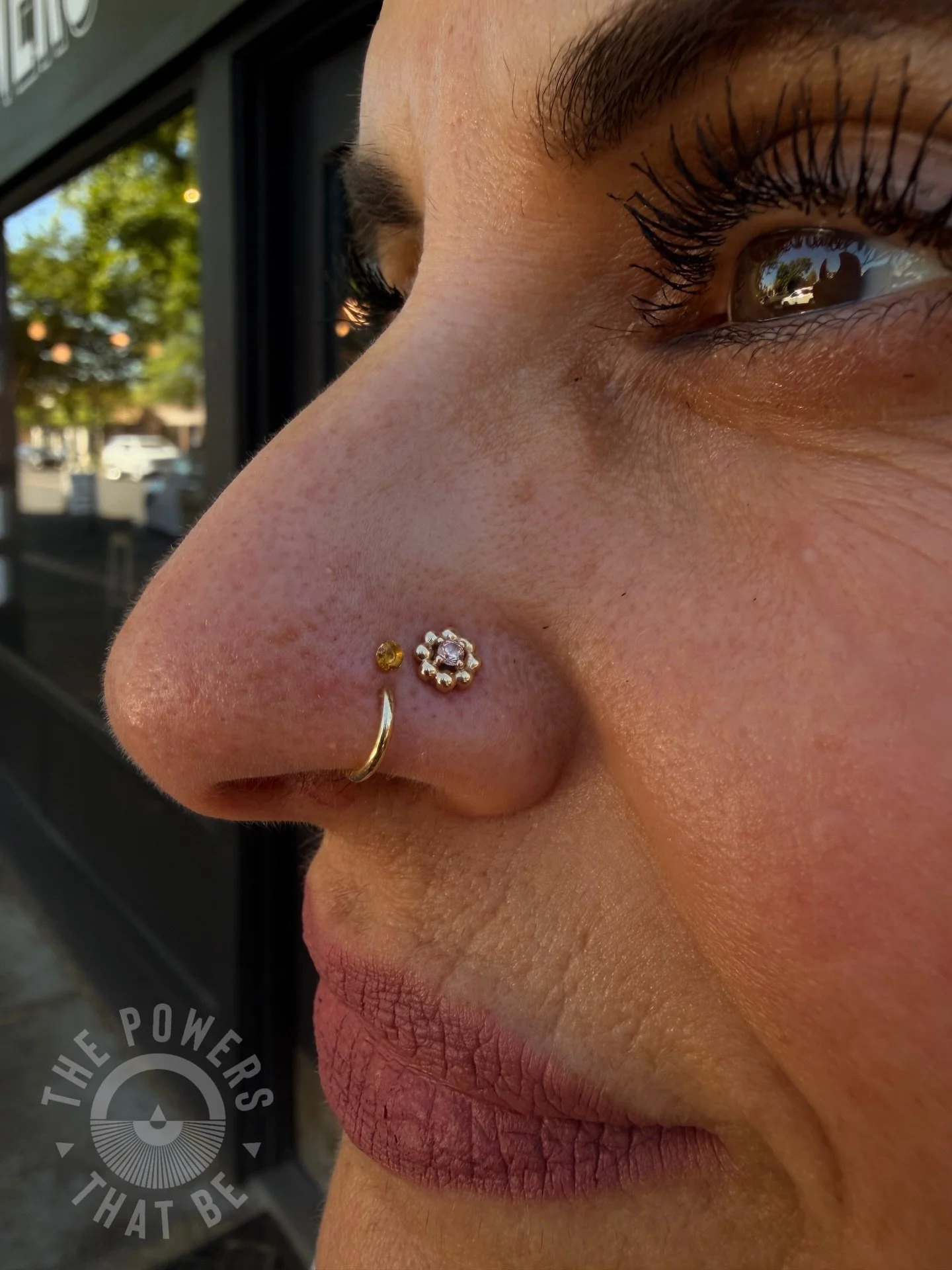 Love the versatility of a stud but also love the look of a hoop?👀 allow us to introduce you to a nostril snail🐌

We know, funny name, but these little guys really give you the best of both worlds🌎 check out this one made in house by @kellansmithwo