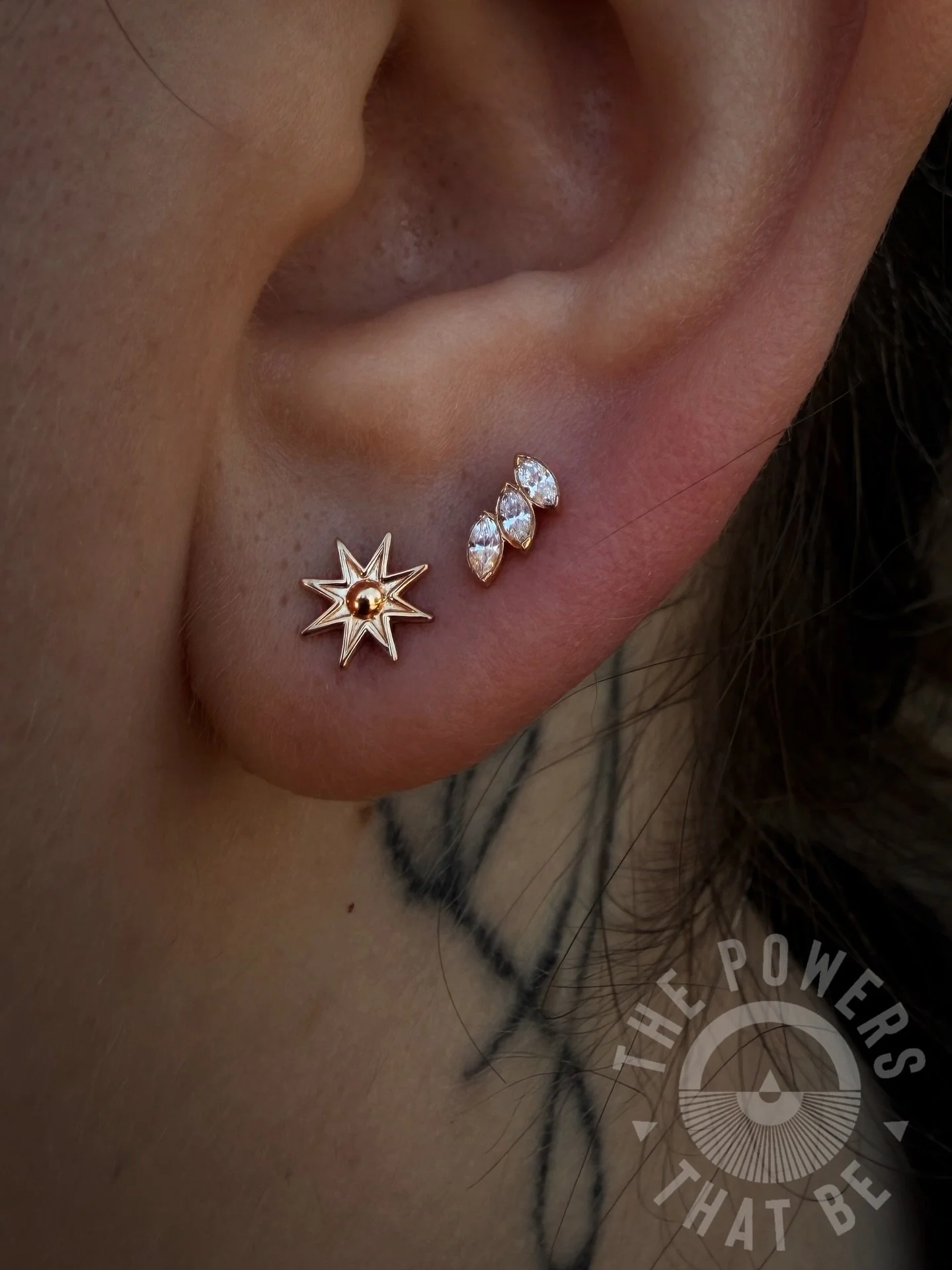 ☀️sunny days call for sparkle☀️

A fresh pair of perfectly balanced 1st and 2nd lobe piercings for Erika💖

Styled by @champagnemango_ 🤎
Pierced by @kellansmithworks 🖤
✨by @anatometalinc ✨