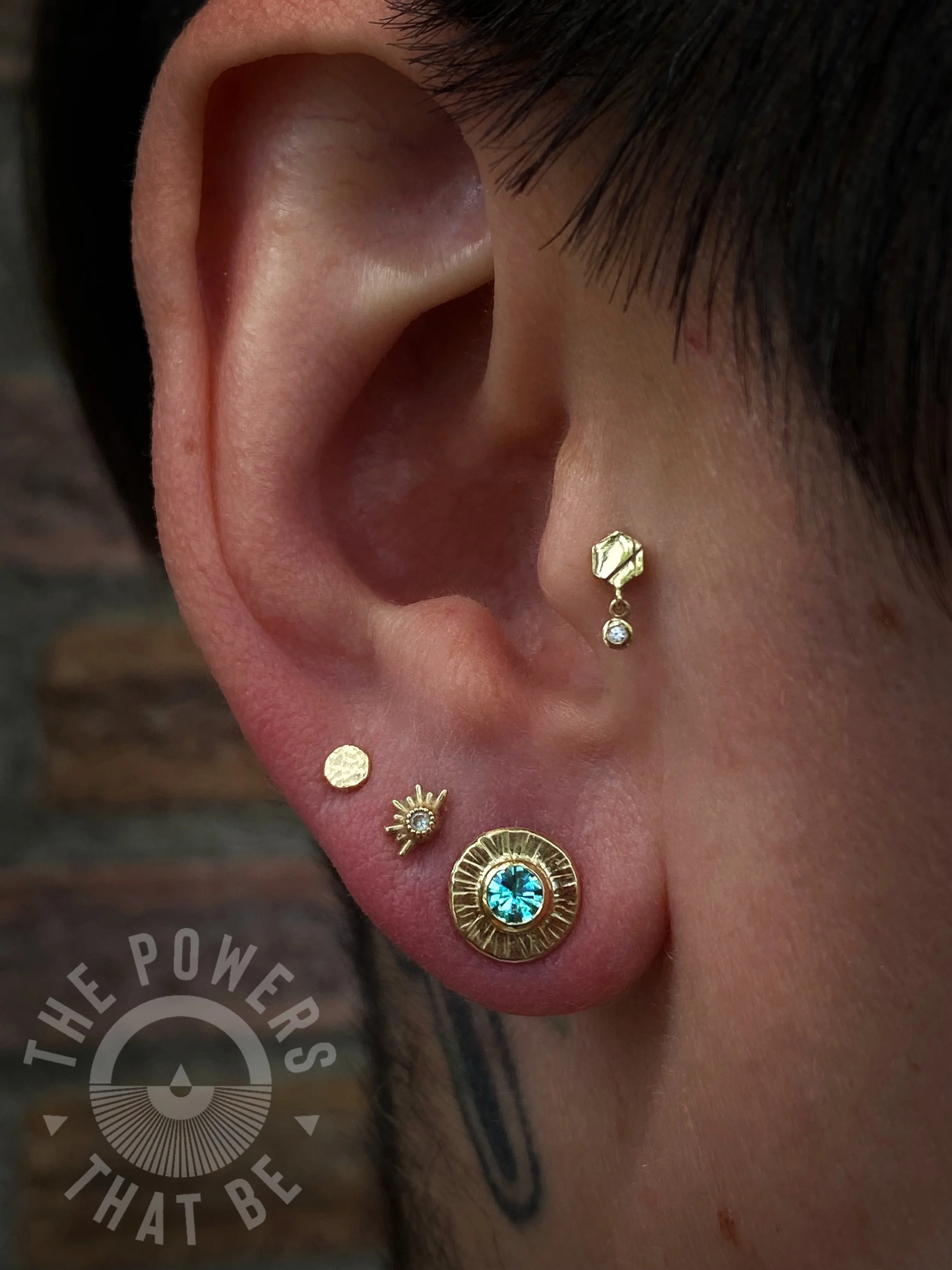 ✨custom made in house baby✨

Did you know that we can custom make you almost any kind of jewelry your heart desires? Like these custom made 8mm 14k gold ends with 3.5mm Helenite in the center🫰🏽 made by @kellansmithworks himself👏🏽

On 4g backs fro