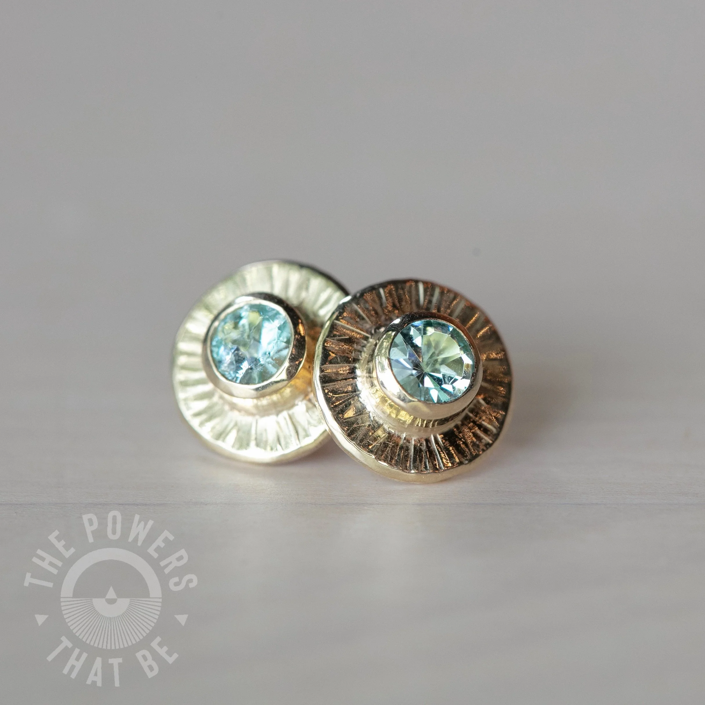 We&rsquo;re still swooning over these custom 14k gold ends that @kellansmithworks made for Natasha&rsquo;s 4g plugs✨

8mm in diameter with Helenite in the center, and perfectly fitted to Natasha&rsquo;s ear👂🏽

We love doing custom work like this 🥹