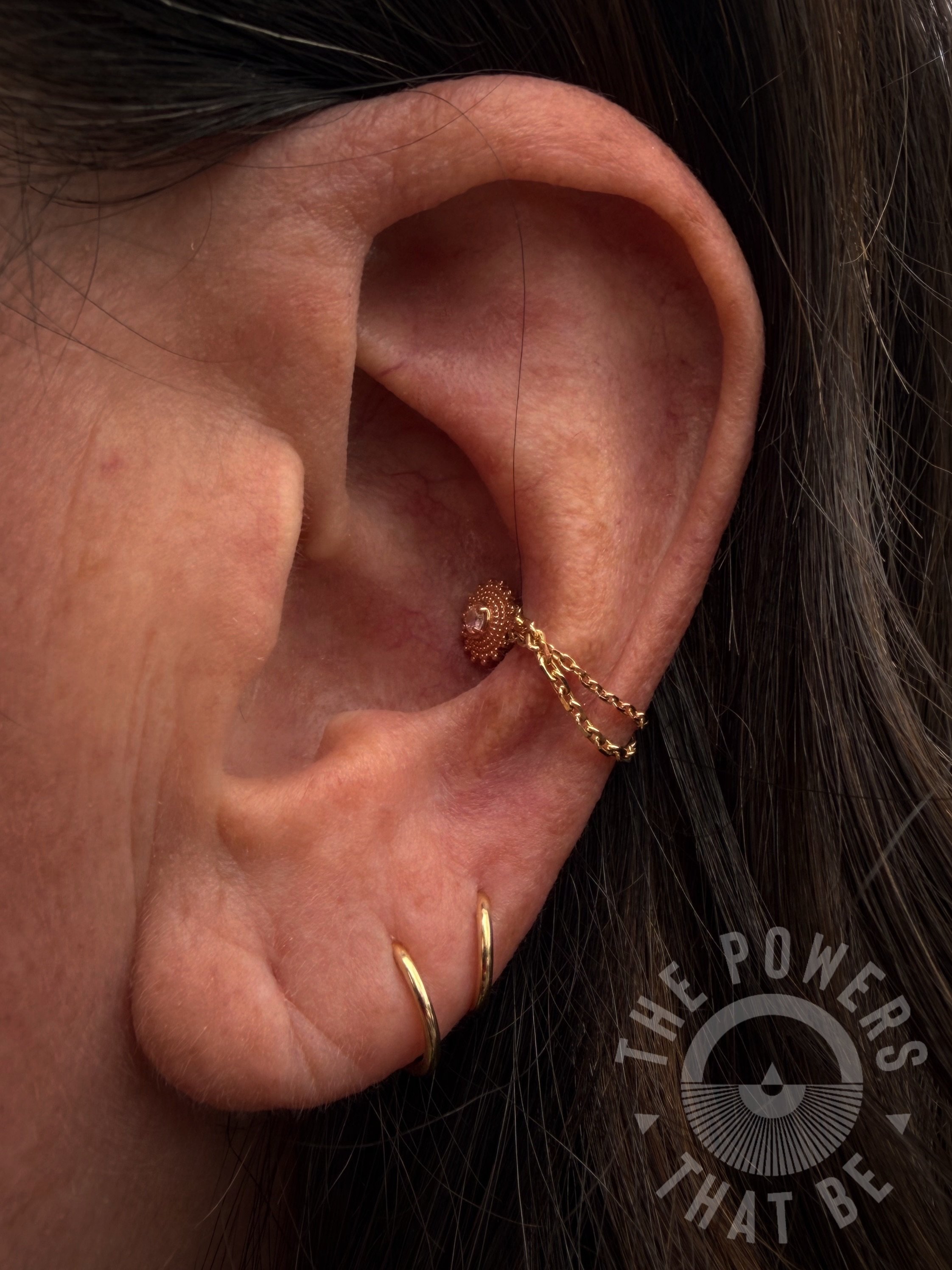 The perfect hug💖

A double chain for this healed conch piercing, for the perfect little golden hug✨

Chain made in house👏🏽
Also peep those rings from @virahandmadejewelry 🥹

Installed by @gogosavvy 🤎
