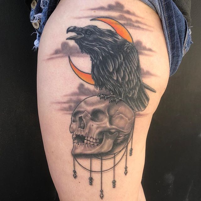 This was a fun #tattoo I got to make awhile ago , all healed up in this pic . Thanks for lookin! #raventattoo #skulltattoo #ogden #heavydutytattoo #utahtattoos  #legtattoo #brandonlewismachines #tattooedgirls #scottrichardsontattoos