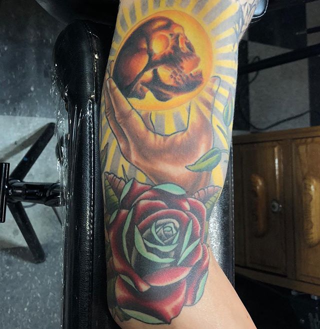 A fun one I got to make awhile back , all healed up inner upper arm. Thanks for lookin! #heavydutytattoo #tattoo #brandonlewismachines #ogden #utah #colortattoo #skulltattoo #rosetattoo #utahtattoos #scottrichardsontattoos