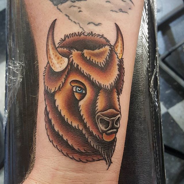 Had fun doin this #tatanka #tattoo #utah #buffalo #heavydutytattoo #ogden #buffalotattoo #ogdentattoos #brandonlewismachines #utahtattoos #traditionaltattoo #tatankabros #buffalobros #saltlakecitytattooconvention #scottrichardsontattoos