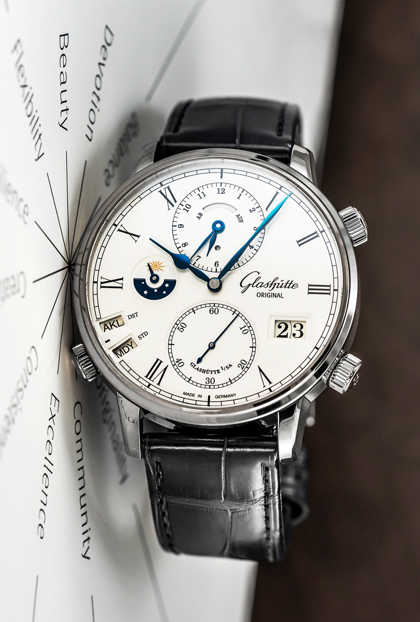 GlashutteOrignal_Senator_Cosmopolite_1-89-02-01-04-30.png