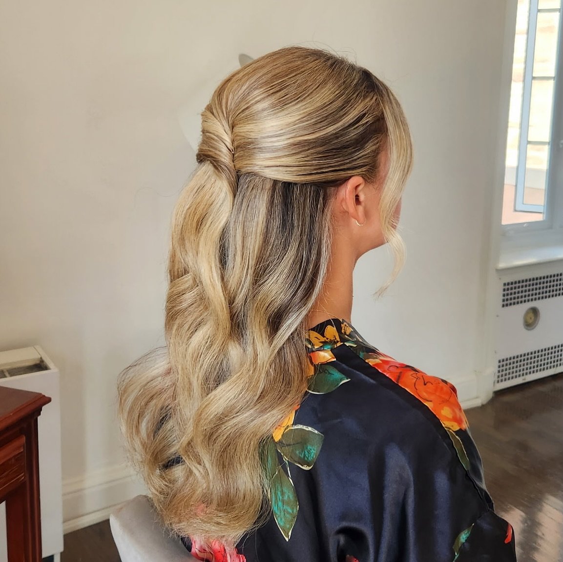Gorgeous half-up, half-down style by our lead artist Lina 😍 
.
.
.
#makeup #hair #mua #makeupartist #hairstylist #beauty #glam #softglam #specialeventmakeup #specialeventhair #caledon #gta #caledonmakeupartist #mobilemakeupandhair #wedding #bridalma