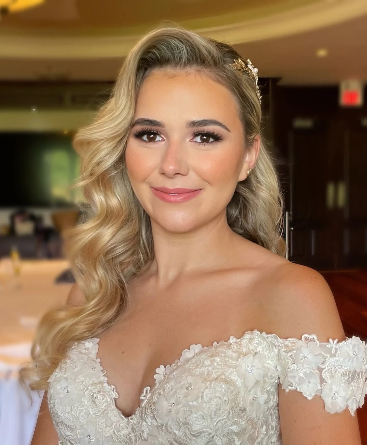 Beautiful bridal makeup &amp; hair by lead artist, Melody 💍
.
.
.
#beforeandafter #makeuptransformation #caledonmua #hairandmakeup #beautytransformation #polishedlook 
#glowup #transformationtuesday #makeupartist #hairstylist#hairtransformation #mak