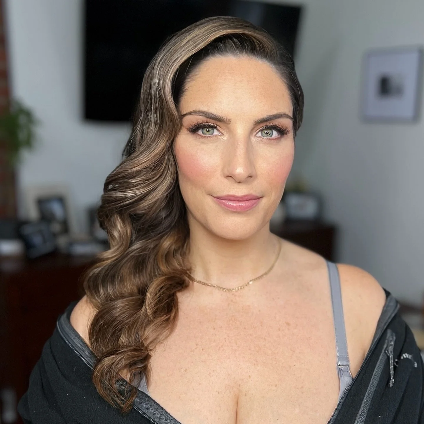 Makeup and hair by Mercedes 🤍 
.
.
.
#makeup #hair #mua #makeupartist #hairstylist #beauty #glam #softglam #hollywoodwave #specialeventmakeup #specialeventhair #caledon #gta #caledonmakeupartist #mobilemakeupandhair #torontomakeupandhair