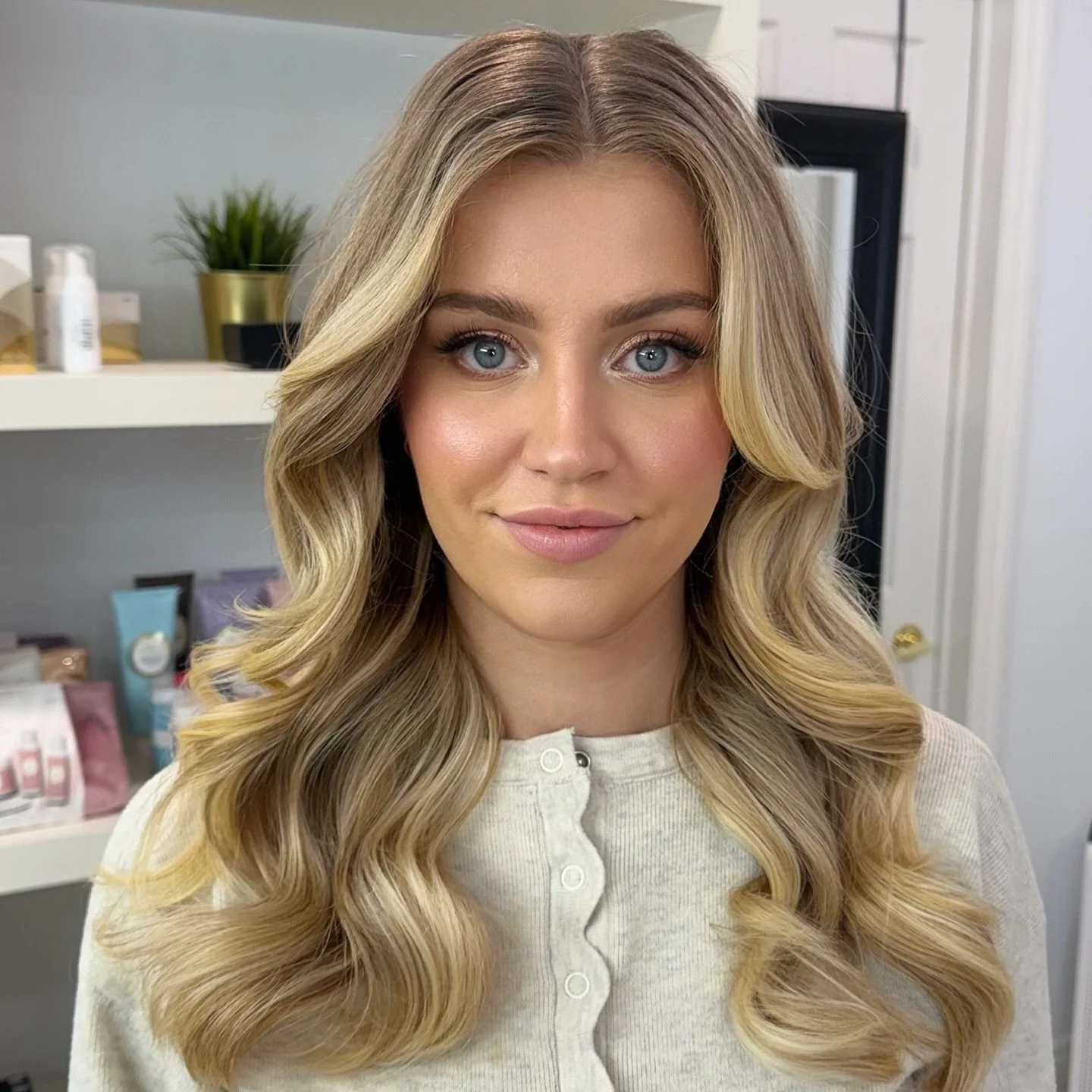 Soft glam by Mercedes
.
.
.
#softglam #glammakeup #bridalmakeup #eventmakeup #torontomakeupartist #makeupartistgta #gta #beautylook #makeupinspo #hairandmakeup #luxebeauty #radiantskin #flawlessmakeup #modernbride #beautyservices #makeuplover #instag