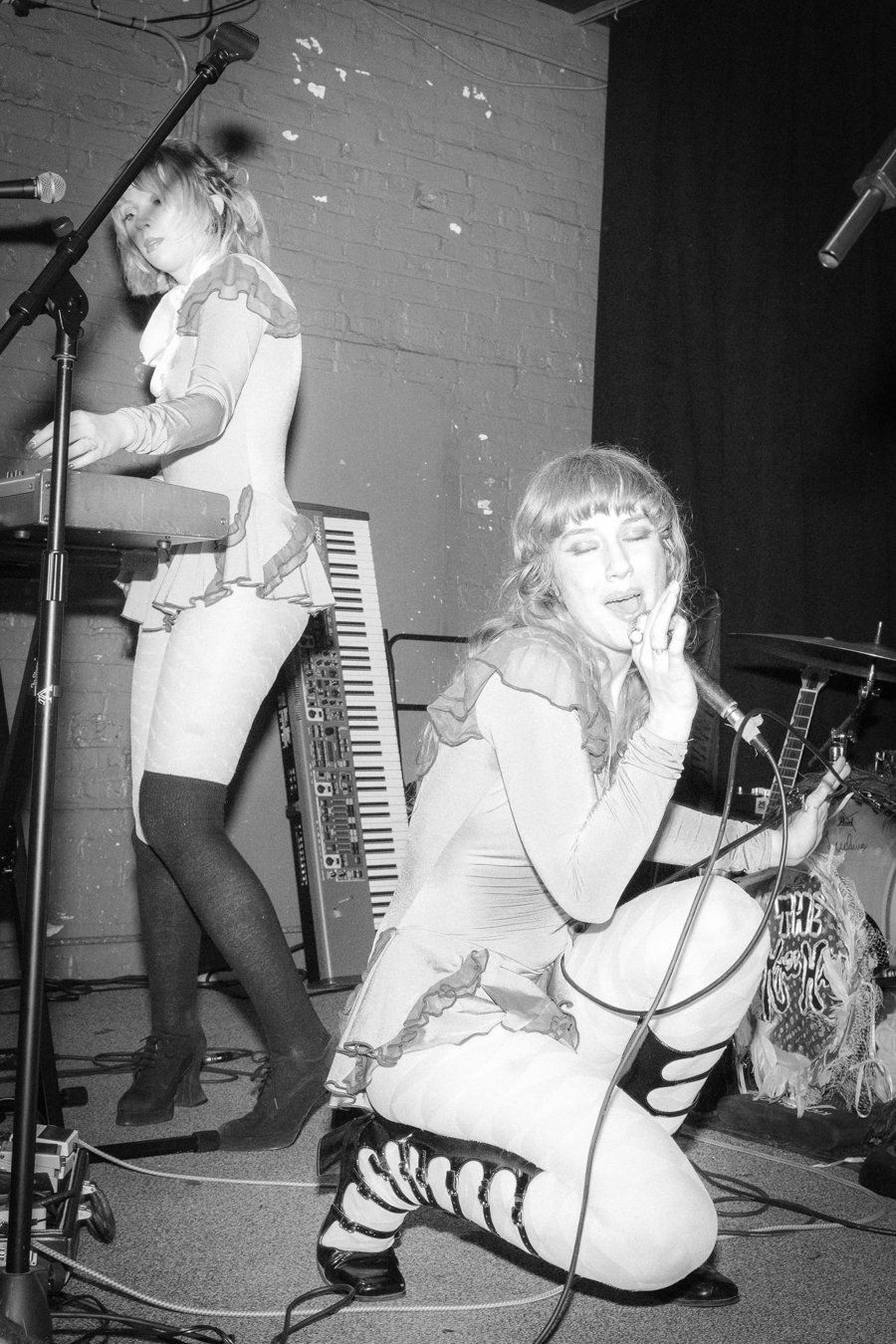 knee-his burlington bw-239.jpg