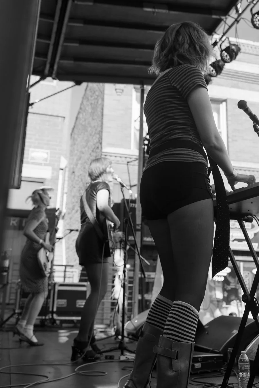 knee-his moto '26 victoria bw -18.jpg